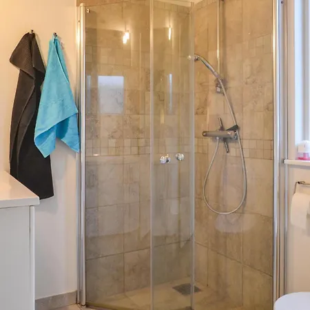 2 Bedroom Cozy In גרינדסטד